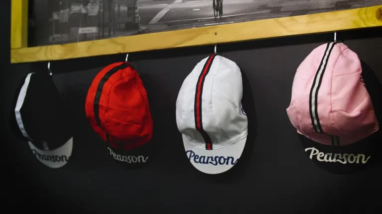 comment accrocher une casquette au mur