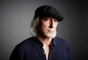 Comment mettre les cheveux attachés avec une casquette homme